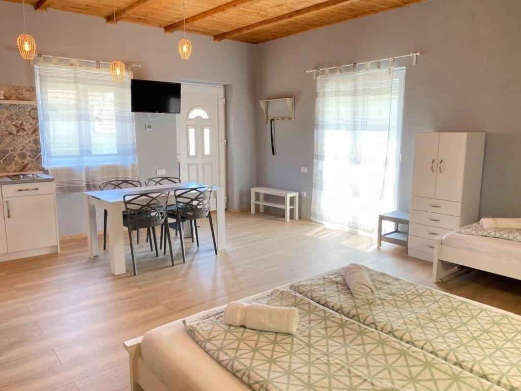 Julia Apartman Pacir Exterior photo